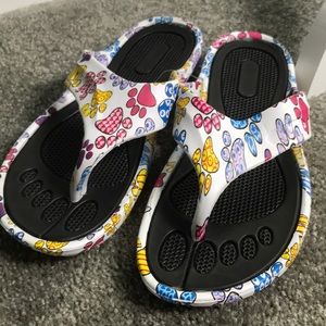 NWOT Pawprint flip flops